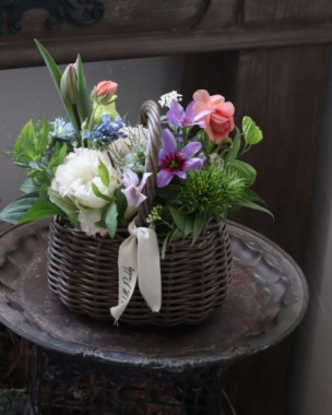 春のお花でバスケットアレンジ