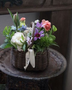春のお花でバスケットアレンジ