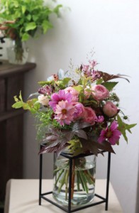 秋の花で花束を