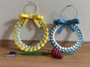 うろこ編みの2色使いリース